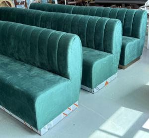 Banqueta Moderna de Terciopelo Verde con Respaldo Alto y Tapizado Acolchado, Sofá para Restaurante, Cafetería, Bar y Hotel - Product Image 6