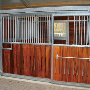 Box de <span class=keywords><strong>cheval</strong></span> sur mesure avec mangeoires amovibles et portes extra larges, panneaux en bambou de luxe, structure métallique. - Product Image 3