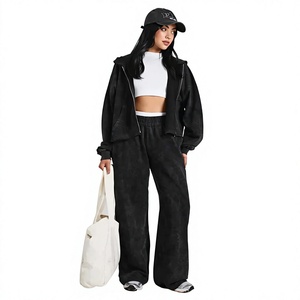 Ensemble 2 pièces sweat à capuche zippé et jogging personnalisé avec logo – Survêtement décontracté vintage streetwear pour femme, noir délavé à l'acide - Product Image 1