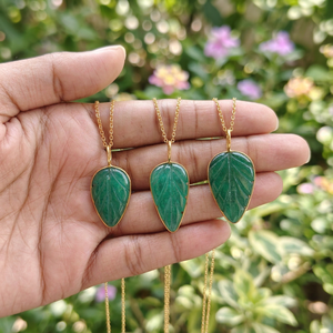Collier Statement pour Femme en Laiton Plaqué Or 18 carats avec Pendentif Feuille de Jade Vert Sculpté et Sertissage clos, Bijou Artisanal pour Usage Quotidien - Product Image 1