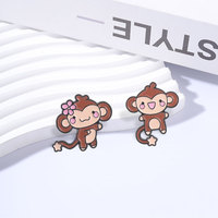 Pin Enamel Pasangan Monyet Kartun Lucu, Monyet Betina yang Menggemaskan dengan Bros Bunga Pink untuk Sahabat Terbaik, Pasangan, Dekorasi Tas, Hadiah