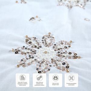 أغطية قطن مريحة: أرضية بيضاء ثلجية مع حبال زهرية مرتفعة بشكل أنيق قماش تطريز مخصص - Product Image 3