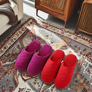 รองเท้าแตะผ้ากำมะหยี่สำหรับผู้หญิงและผู้ชาย สวมใส่ในบ้าน โรงแรม หรือพื้นที่ในร่ม เหมาะสำหรับคู่รัก ทำจากผ้าพลัฌและอีวีเอ คอตตอน - Product Image 1