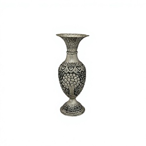 Jarrón Floral con Tallado Fino de Árbol y Flores, 11.5 Pulgadas - Product Image 1