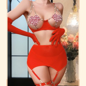 Conjunto de lencería Golden Shuttle Fun de tres piezas, sujetador rojo con diseño de corazón hueco, bragas de corte alto con efecto push-up para mujer - Product Image 2