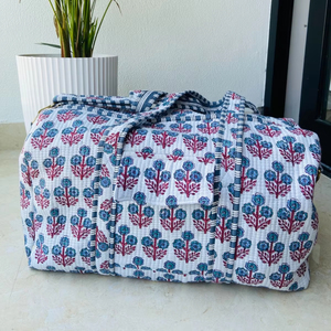 Bolsas de lona grandes acolchadas hechas a mano con estampado floral, bolsa de viaje de tela acolchada para mujer, bolsas de lona reutilizables para la playa y para pasar la noche - Product Image 1