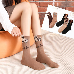 Chaussettes mi-mollet en peluche pour femme, avec motifs tendance en plumes, fleurs 3D et ours de dessin animé, chic - Product Image 3