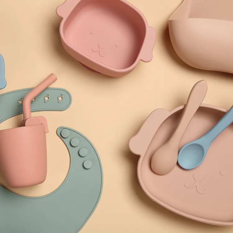 Piatti per bambini in Silicone personalizzati senza Bpa cucchiaio e cannuccia in Silicone cucchiaio per bambini ciotola bavaglino aspirazione set da pranzo