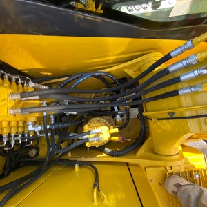 Presque neuf, moteur puissant, excavatrice hydraulique sur chenilles Komatsu PC130 d'occasion de 13 tonnes pour projets de construction. - Product Image 4