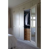Armoire d'angle Prima avec disposition optimisée pour l'espace et options de finition personnalisées pour les chambres compactes