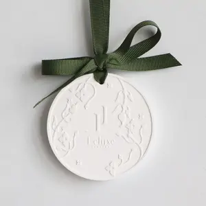 FinRu özelleştirilmiş şekilli Logo toptan koku porselen Aroma taşlar seramik kokulu taşlar el yapımı araba asılı hava spreyi