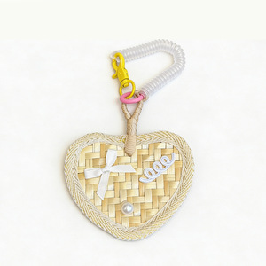 Summer-themed refreshing straw-woven heart-shaped palm leaf fan ornament with bow decoration, portable <b>small</b> fan for <b>bags</b>. - Product Image 3