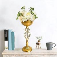 Support à fleurs en fer forgé doré de style européen, luxe léger, avec vase sur pied, accessoires décoratifs pour chapelles de mariage et tables d'accueil