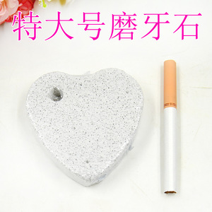 Pierre à mordiller extra large en forme de cœur en roche volcanique pour chinchillas, lapins, cochons d'Inde, ours – Jouet durable pour animaux de compagnie - Product Image 1