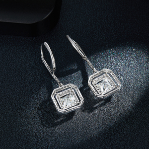 Boucles d'oreilles en moissanite carrée 1 carat, testées, en argent plaqué or, taille princesse, élégantes et luxueuses - Product Image 3