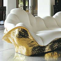 Canapé en tissu laiton de luxe, style designer, inspiré de l'art moderne, mobilier créatif pour villas et maisons, personnalisation sur mesure.