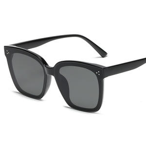 Lunettes de soleil Qianai, monture carrée noire, protection UV400, mode masculine, rivets à points, K5-6029 - Product Image 1