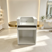 Comptoir de réception moderne blanc cannelé avec panneau incurvé en acier inoxydable doré, sur mesure pour salon de beauté, spa, institut de manucure