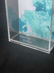 กล่องการกุศล Tzedakah ที่ทันสมัยนี้ทําจากแผงอะคริลิกใสและมีน้ําค้างแข็ง และมีลายพระเยรูซาเล็มแบบคลาสสิก - Product Image 3