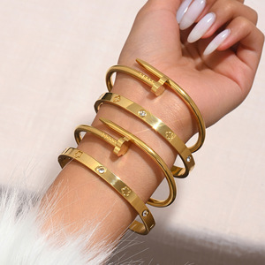 Pulsera de oro de 18 quilates de acero inoxidable de alta calidad y a la moda para damas Pulsera de flores de cinco hojas Fábrica de joyas al por mayor - Product Image 1