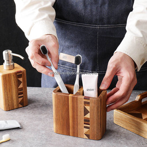 Set di Accessori da Bagno in Legno Woodsun con Dispenser per Sapone, Vasetto Porta Cotone, Porta Spazzolini e Porta Saponetta - Product Image 4