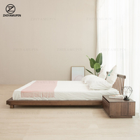 Lit plateforme enfant moderne en bois style nordique Windsor, petit format, pour appartement, avec tatami, du sol au plafond, à pieds bas