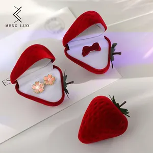 Caixa de armazenamento de anel de joias de pelúcia de morango famoso da Internet Mini plástico para embalagem de presente de Dia dos Namorados