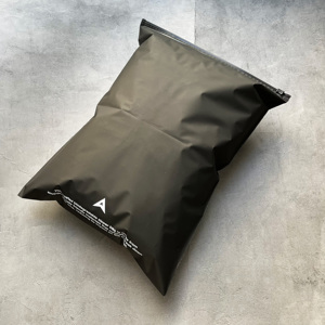 Sacs à fermeture éclair noirs avec logo personnalisé et impression blanche - Sacs en polyéthylène pour vêtements de sport et streetwear, fournitures d'emballage pour petites entreprises - Product Image 6
