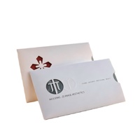 Carte d'invitation de luxe personnalisée pour l'ouverture d'un salon de beauté, imprimée offset avec pelliculage, gaufrage et fenêtre découpée