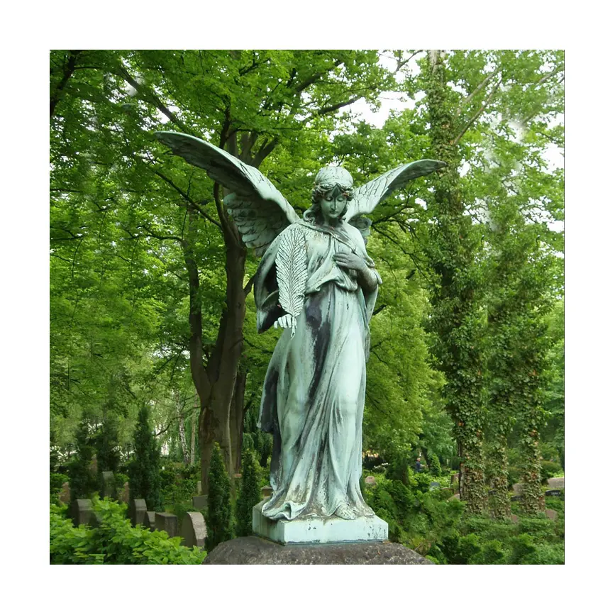 Arco de anjo com asas de bronze, a cabeça e a mão no peito oração sincera