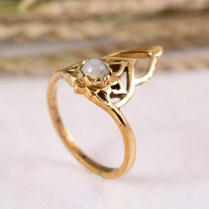 Anillo de compromiso de latón dorado con piedra lunar arcoíris, joyería delicada estilo boho con diseño de loto celestial para aniversario - Product Image 4
