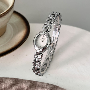 Montre ovale à quartz pour femme de style français, chaîne tressée, étanche, élégante et polyvalente pour le travail quotidien et les occasions décontractées - Product Image 2