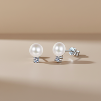 Boucles d'oreilles élégantes en moissanite ronde avec perles d'eau douce en argent sterling 925 0.1ct/0.3ct