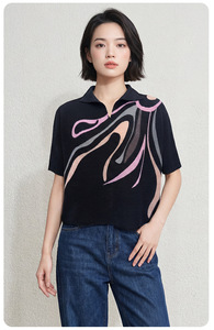 2026 Plus Size Friendly Miyake Pleated Abstract Print Lapel V Neck Short Sleeve <b>Top</b> Western Clothing Women Online - Product Image 4