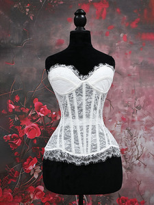 Haut de corset structuré sans bretelles en dentelle, coupe bustier, avec franges, idéal pour les mariages et occasions romantiques - Product Image 1