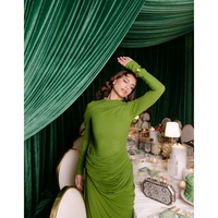 Robe longue asymétrique verte élégante à manches longues et froncée WIWT pour femme – Idéale pour les soirées et les tenues décontractées