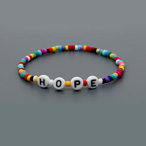 Bracelets promotionnels d'été bon marché pour femmes, bijoux tendance en acrylique personnalisés avec lettres, initiales en verre, perles de rocaille pour dames, vente en gros - Product Image 5