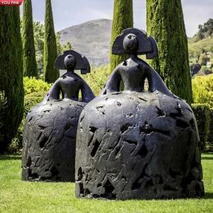 YOUFINE Sculpture de jardin extérieure abstraite Manolo Valdes, statue de dame en bronze - Product Image 1