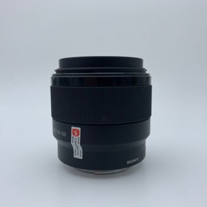 Lente de Fotograma Completo con Montura FE de 50 mm F1.8 de Gran Apertura, Ideal para Retratos y Fotografía Urbana F/1.8 OSS - Product Image 1