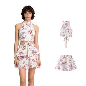 Ensemble 2 pièces décontracté pour femme : débardeur court à col rond imprimé floral avec nœud au dos et jupe blanche à taille élastique - Product Image 1