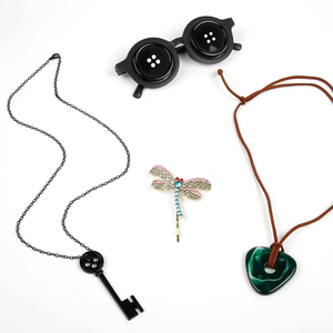 Juego de 4 Accesorios de <span class=keywords><strong>Disfraz</strong></span> de Halloween de Plástico, Botones, Gafas, Pinza para el Cabello de Libélula, Collar con Llavero para Adultos Unisex - Product Image 3