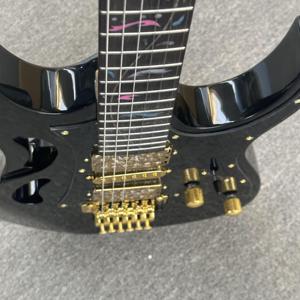 Chitarra Elettrica Marca <span class=keywords><strong>Ibn</strong></span> Modello 7V Nera con Hardware Dorato Pickup HSH Finitura Lucida Fasce in Acero Custodia in Schiuma Spedizione Gratuita - Product Image 5