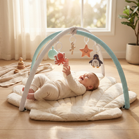 Tapis d'éveil bébé tendance en forme de coquillage, couleurs neutres modernes, arche d'activités robuste et jouets en peluche marine de haute qualité