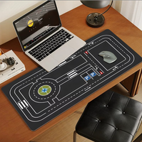 Tapis de souris de jeu XXL Future Track - Tapis de bureau extra-large avec zone de stationnement et feux de circulation, surface durable 90x40cm
