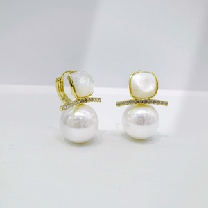 Boucles d'oreilles personnalisées en argent 925 plaqué or 18 carats, grandes perles, design géométrique, faites à la main, pour tous les jours et les fêtes, pour femmes. - Product Image 1