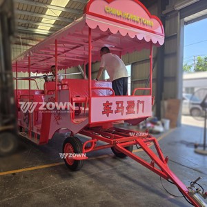 Voiture de tourisme multi-passagers rose et rouge, remorquable, avec toit festonné, pour les excursions en groupe dans les zones touristiques - Product Image 1