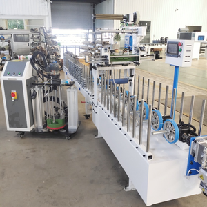 Machine d'emballage automatique de profilés en placage de bois avec collage PUR à chaud et enveloppement de feuille de PVC - Product Image 2