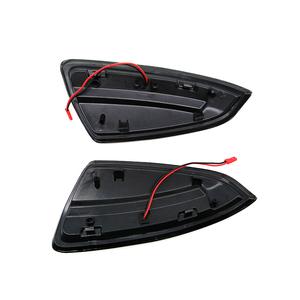 ไฟเลี้ยวกระจกมองข้างแบบ LED สีเหลืองอำพัน รุ่น ADT Smoked Lens Sequential Blink สำหรับ W639 C-Class W204 S204 ไฟเลี้ยวแบบ Full LED Strip - Product Image 2