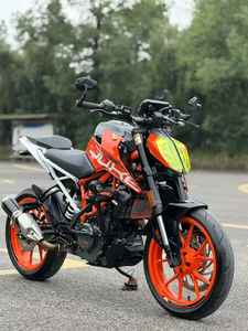 Motocicleta <span class=keywords><strong>Deportiva</strong></span> Ligera KTM1 <span class=keywords><strong>Duke</strong></span> 390: Rendimiento Versátil e Ideal para Paseos Urbanos y de Ocio - Product Image 1