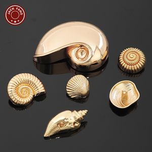 Botones Metálicos de Lujo con Forma Irregular, Botones de Concha con Logotipo Grabado Personalizado para Accesorios de Ropa - Product Image 3